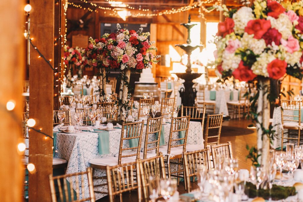 rich-dinner-tables-covered-with-blue-clothes-sparkling-glass (1)